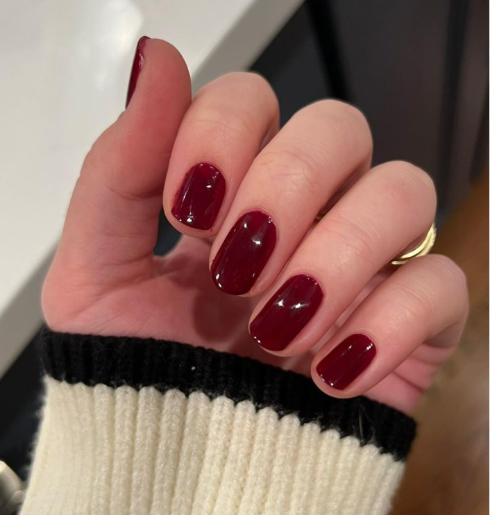 uñas rojo cereza - tendencias manicura 2023