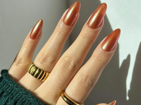 manicura color whiskey - tendencias 2023 uñas